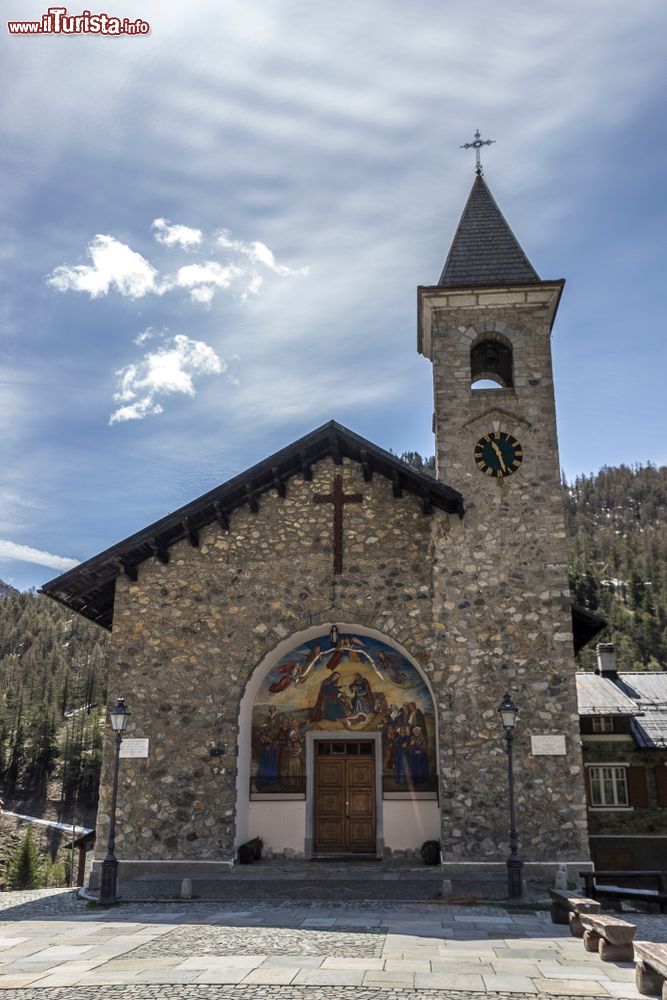 Immagine Antica chiesetta in pietra a Claviere, Val di Susa, Piemonte. Il paesino si trova a 1760 metri di quota sul versante italiano del colle del Monginevro, in provincia di Torino.