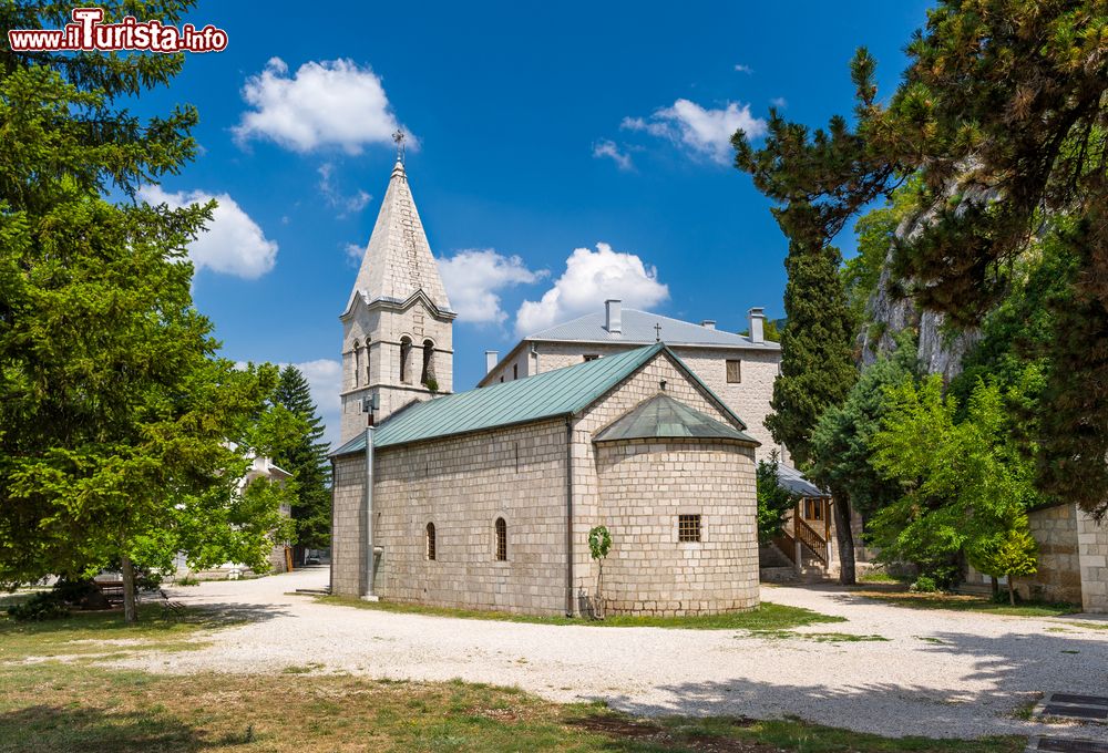 Immagine Antica chiesetta in pietra a Niksic, Montenegro. Questo grazioso edificio religioso fa parte del monastero di Ostrog, posizionato contro una parete di roccia verticale sulla rupe di Ostroska Greda.