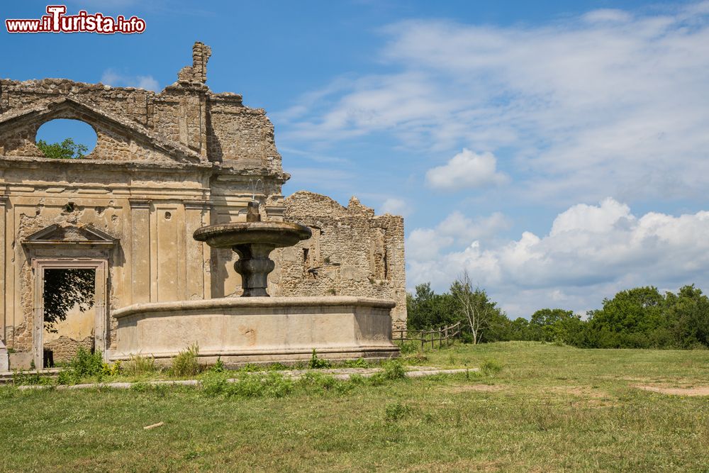 Immagine L'antica città abbandonata di Monterano, Roma, Lazio. Dal 1799 gli edifici di questa località in provincia di Roma giacciono in stato di rovina.