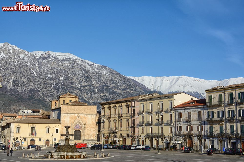 Immagine L'antica città di Sulmona, Abruzzo. E' fra le città decorate al valor militare per la guerra di liberazione: è stata insignita della Medaglia d'Argento per i sacrifici della sua popolazione in occasione della Seconda Guerra Mondiale.