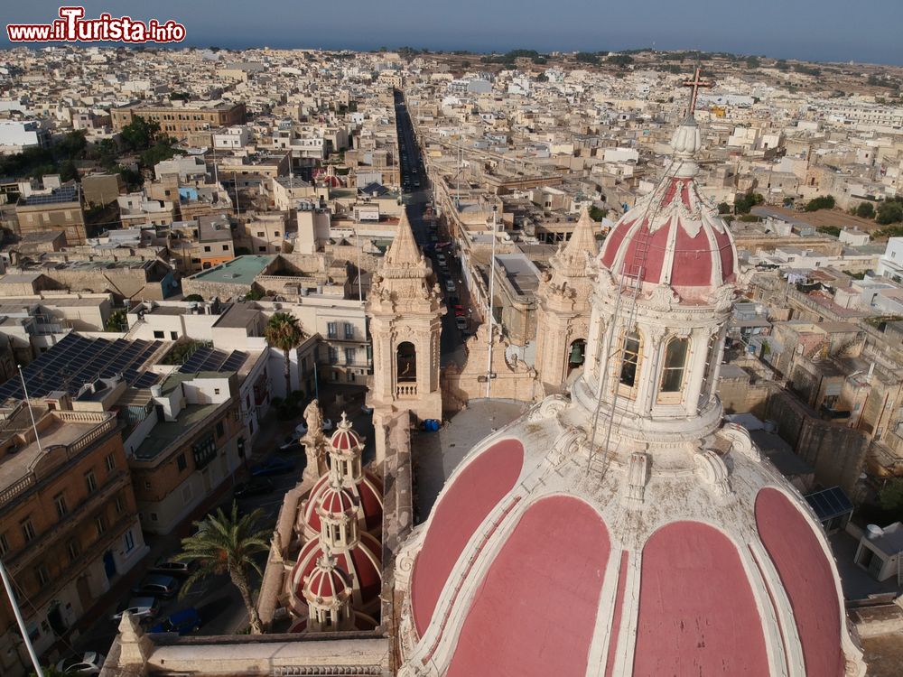 Immagine L'antica cittadina di Zabbar, Malta, in estate. Una bella immagine dal drone di questa località nel sud-est dell'isola.