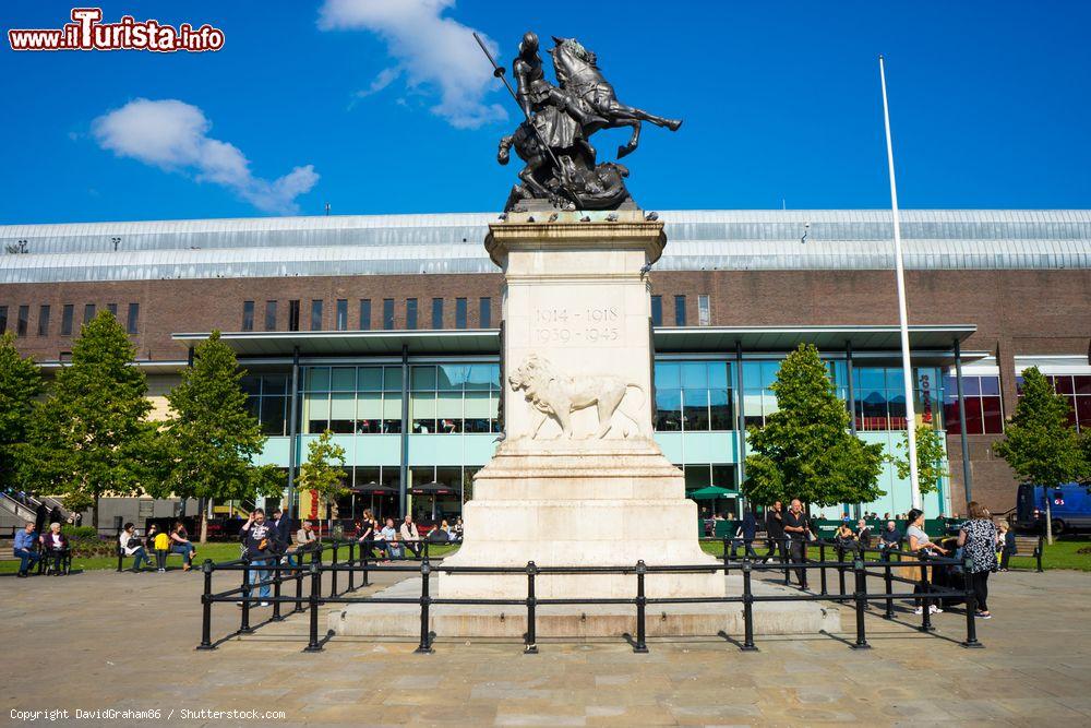 Immagine L'antica Eldon Square su Blackett Street a Newcastle Upon Tyne, Inghilterra. Al centro sorge un memoriale alla guerra. Il Giorno della Commemorazione viene celebrato qua  - © DavidGraham86 / Shutterstock.com