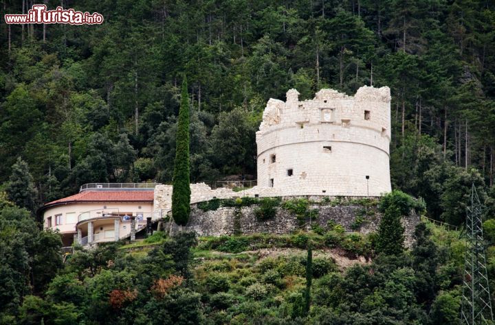Immagine Antica fortezza a Riva del Garda, Trentino Alto Adige - © 57715711 / Shutterstock.com