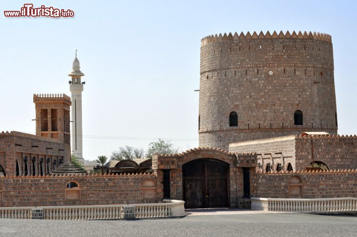 Immagine Antica fortezza con torre nell'emirato di Ras al-Khaimah, EAU - © 107652074 / Shutterstock.com