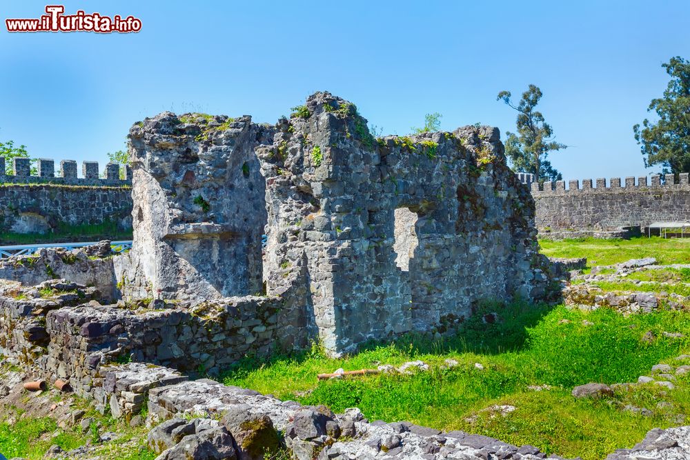 Immagine L'antica fortezza medievale bizantina Gonio Aphsaros vicino a Batumi, Georgia. I resti del forte si trovano nella regione dell'Agiaria, nella Georgia occidentale, 4 km a nord del confine turco. I primi riferimenti su questa costruzione risalgono a Plinio il Vecchio.