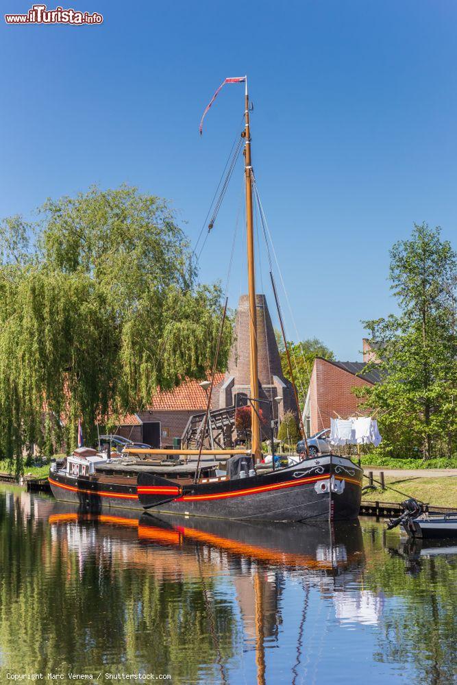 Immagine Antica imbarcazione ormeggiata in un canale nel centro di Hasselt, Belgio - © Marc Venema / Shutterstock.com