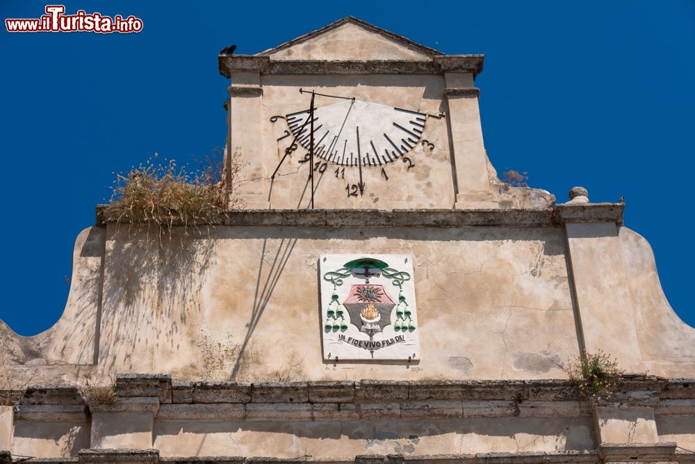 Immagine Antica meridiana nel borgo di Gerace in Calabria
