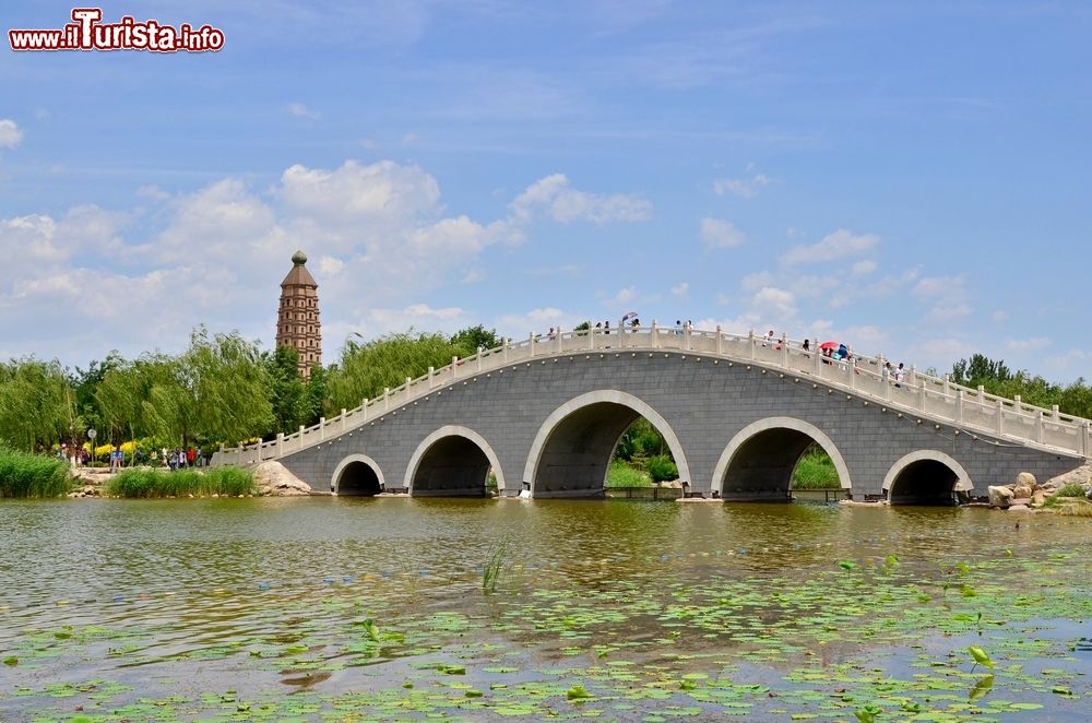 Immagine L'antica pagoda Haibao di Yinchuan, Cina. Con una storia di circa 1500 anni, questa bella pagoda è una delle 16 più famose di tutta la Cina oltre che uno dei luoghi più visitati nella provincia di Ningxia.