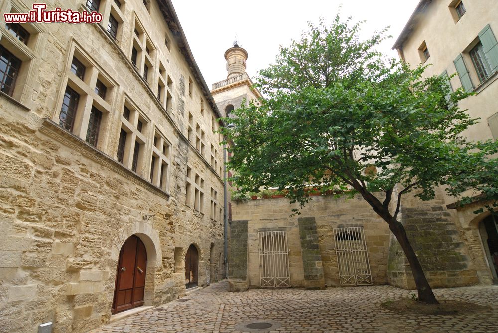 Immagine Antica piazzetta di Uzes, Francia. Architettura semplice e lineare per questo grazioso piazzale squadrato da cui si possono scorgere gli alti palazzi circostanti.