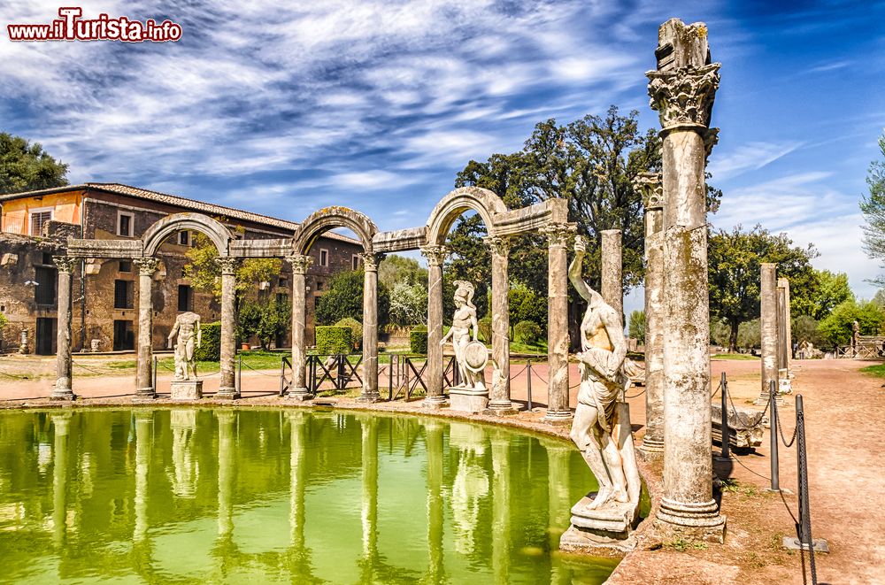 Immagine L'antica piscina chiamata Canopus a Villa Adriana, Tivoli, Lazio. Circondata dalle statue greche, questa struttura evoca un braccio del fiume Nilo con il suo delta che congiungeva la città di Canopo con quella di Alessandria.