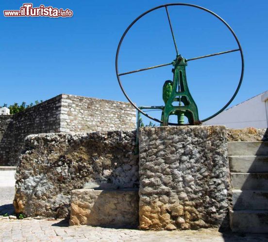 Immagine Antica pompa a mano per l'acqua a Cacela Velha, Portogallo - Dipinta di verde, nel cuore di questa cittadina costiera dell'Algarve si trova una tipica pompa a mano utilizzata per far sgorgare l'acqua © Armando Frazao / Shutterstock.com