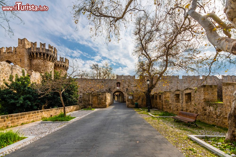 Immagine L'antica porta di Sant'Antonio nella città di Rodi, Grecia. Vecchia porta dell'ovest di Rodi, questa porta dalla via Orphée, strada commerciale vicino al palazzo dei grandi padroni, permetteva di uscire dal lato della campagna.