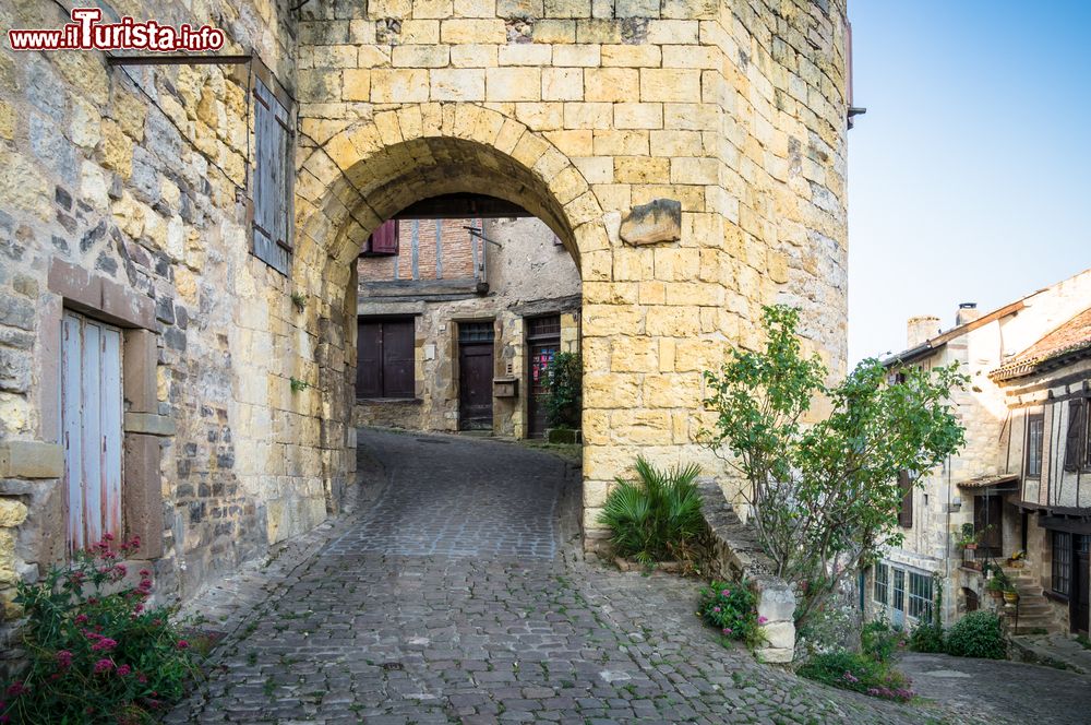 Immagine Un'antica porta d'ingresso a Cordes-sur-Ciel, Francia. L'eccezionale posizione e il ricco patrimonio artistico e architettonico fanno di questa località uno dei più significativi luoghi di Francia oltre che un simbolo fra le città medievali europee.