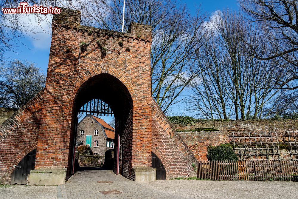 Immagine Un'antica porta d'ingresso in mattoni al castello di Linn, Krefeld, Germania.