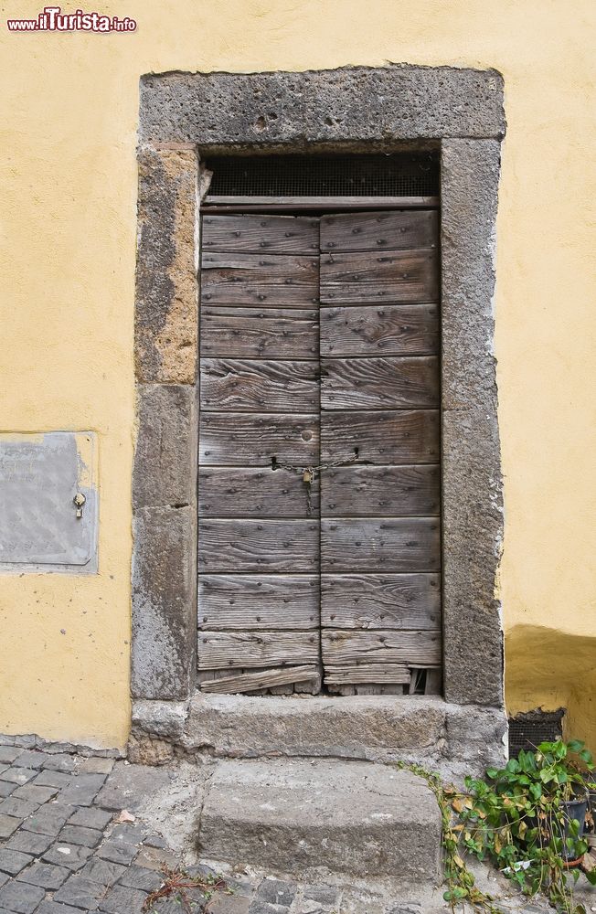 Immagine Antica porta in legno di un edificio del centro di Vetralla, Lazio.