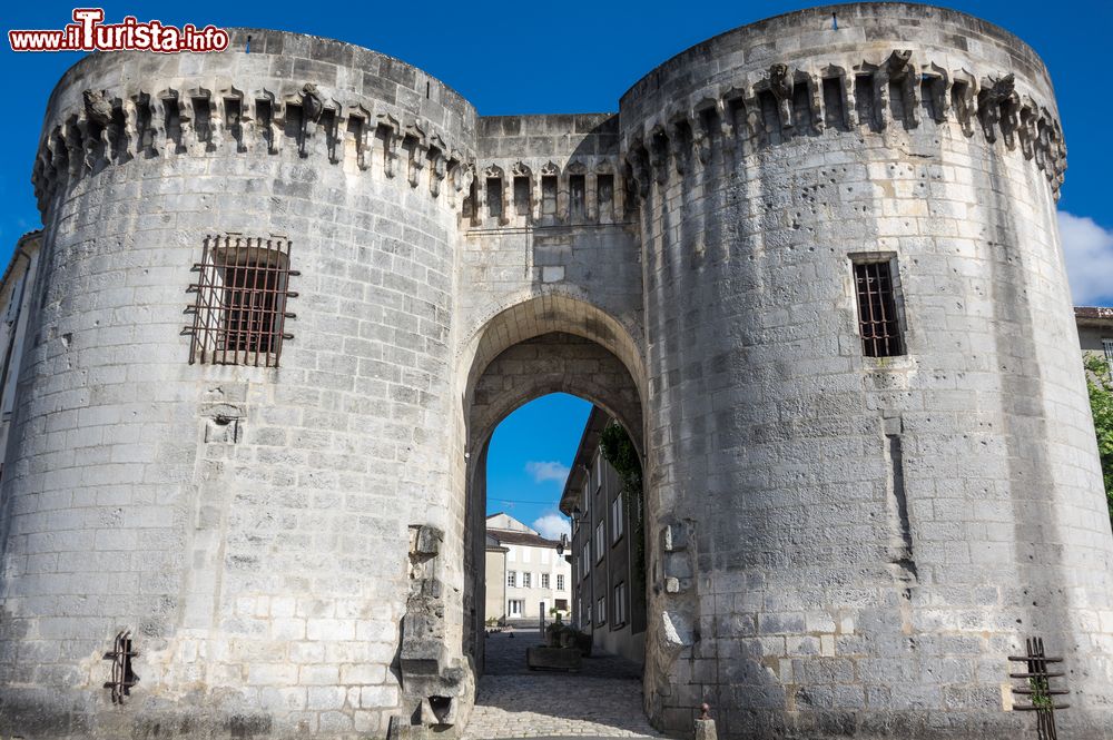 Immagine Antica porta medievale d'ingresso alla città di Cognac, Nuova Aquitania, Francia.