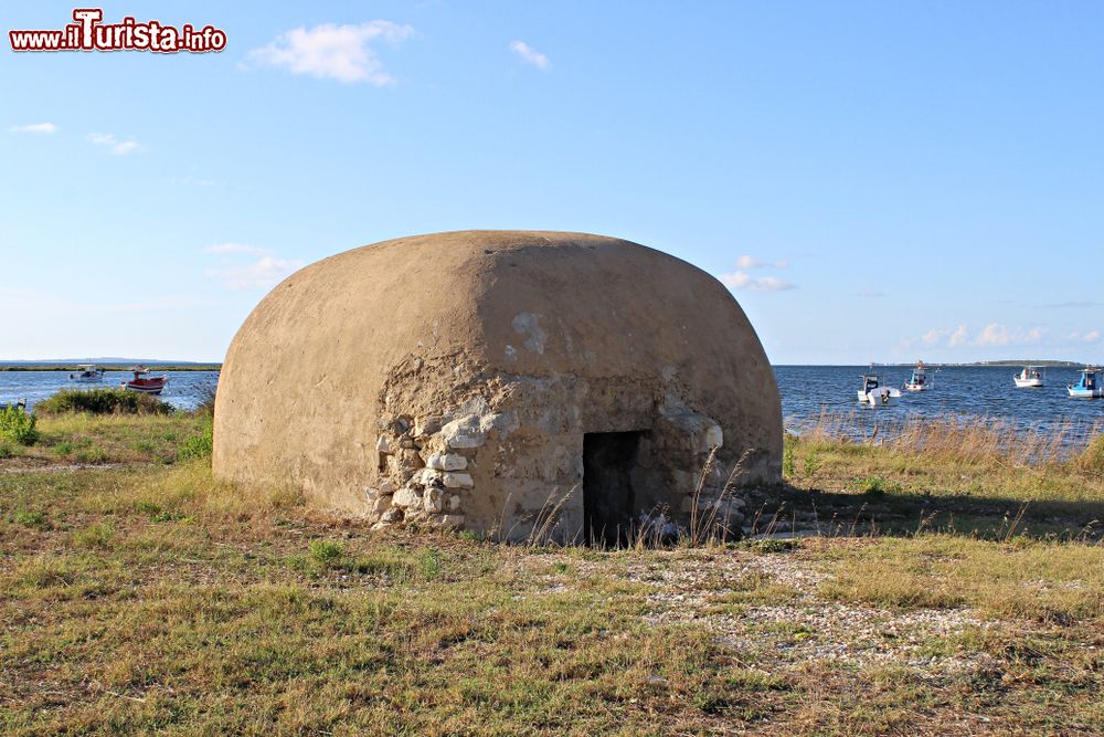 Immagine Antica postazione militare lungo il mare di Marsala, Sicilia.