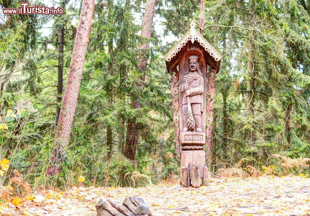 Immagine Antica scultura in legno al Parco delle Streghe di Juodkranté, Lituania. Questa galleria all'aperto immersa nella foresta ospita oltre 70 statue grottesche che raffigurano personaggi descritti nei miti e nelle leggende - © Yevgen Belich / Shutterstock.com