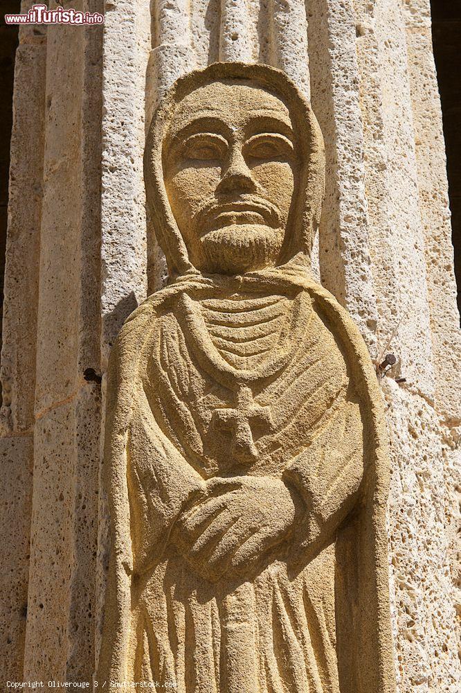 Immagine Antica scultura in pietra di fronte alla chiesa di Monpazier, sud est della Francia - © Oliverouge 3 / Shutterstock.com