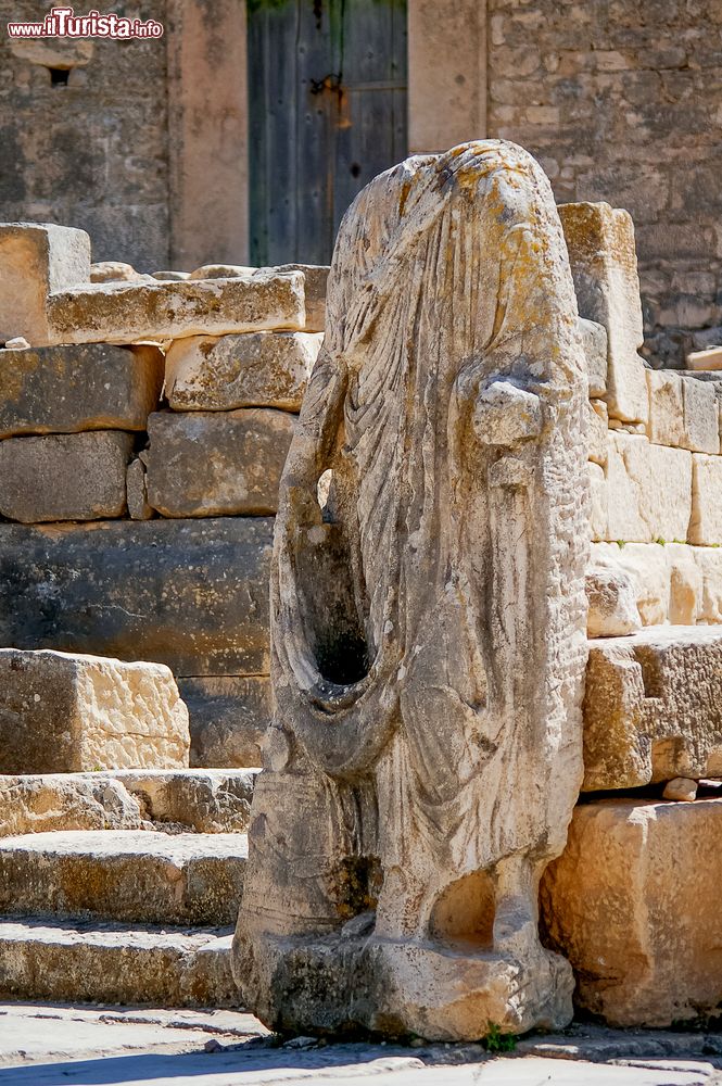Immagine Antica statua fra le rovine romane di Dougga, Tunisia.