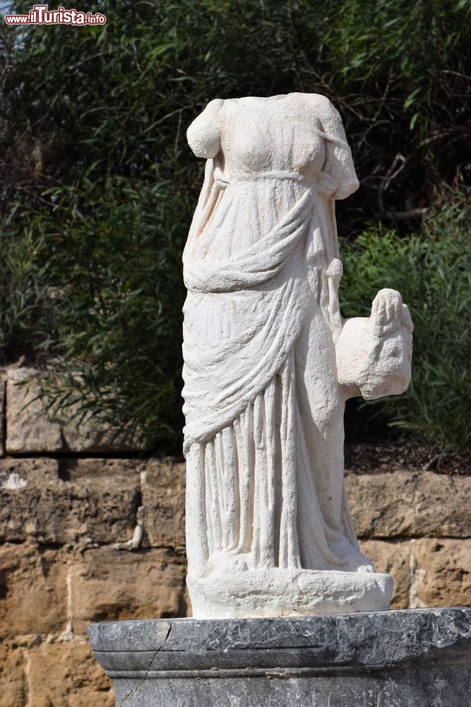 Immagine Antica statua greca nel sito archeologico di Salamis, Famagosta, Cipro Nord.