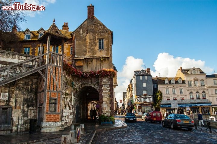 Immagine Antica strada medievale a Honfleur nel dipartimento del Calvados nella regione della Bassa Normandia - © Meiqianbao / Shutterstock.com