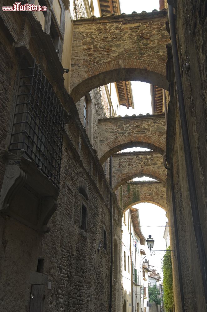 Immagine Una antica strada con archi a Sansepolcro, Arezzo, Toscana. Porta della Toscana, questo bel borgo sorge ai piedi dell'Appennino.