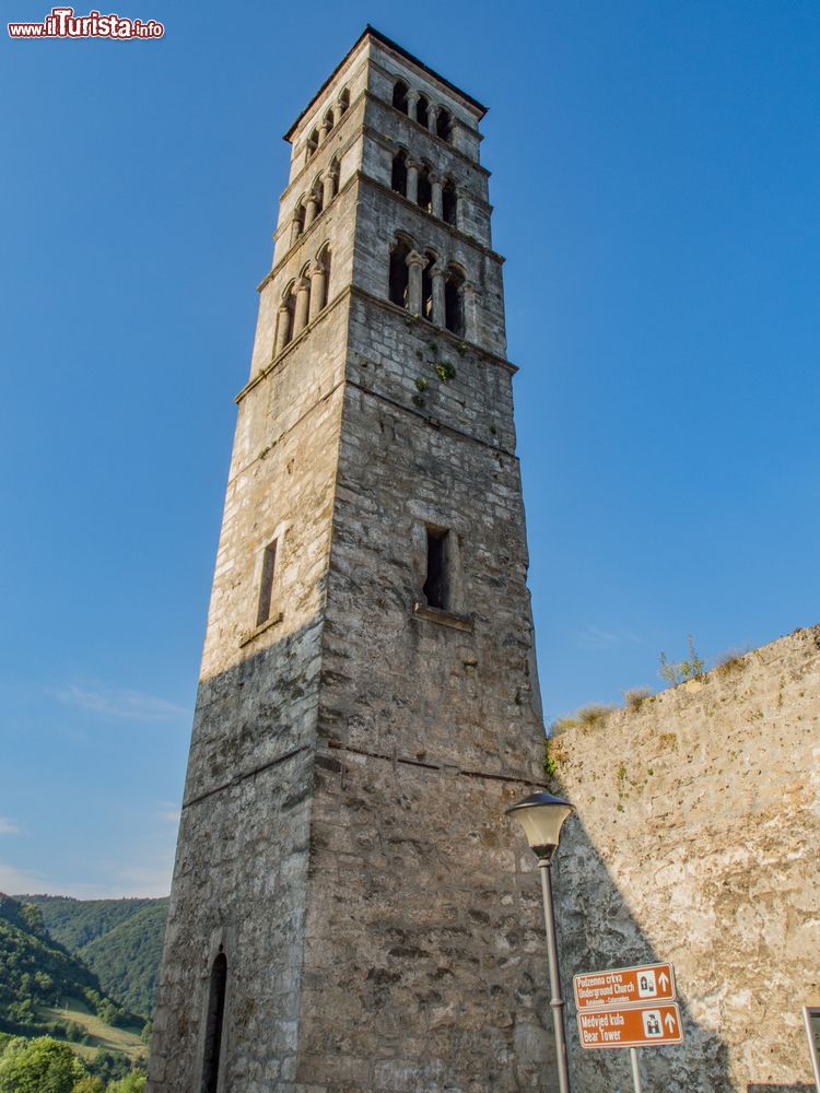 Immagine Un'antica torre campanaria nel centro storico di Jajce, Bosnia e Erzegovina.