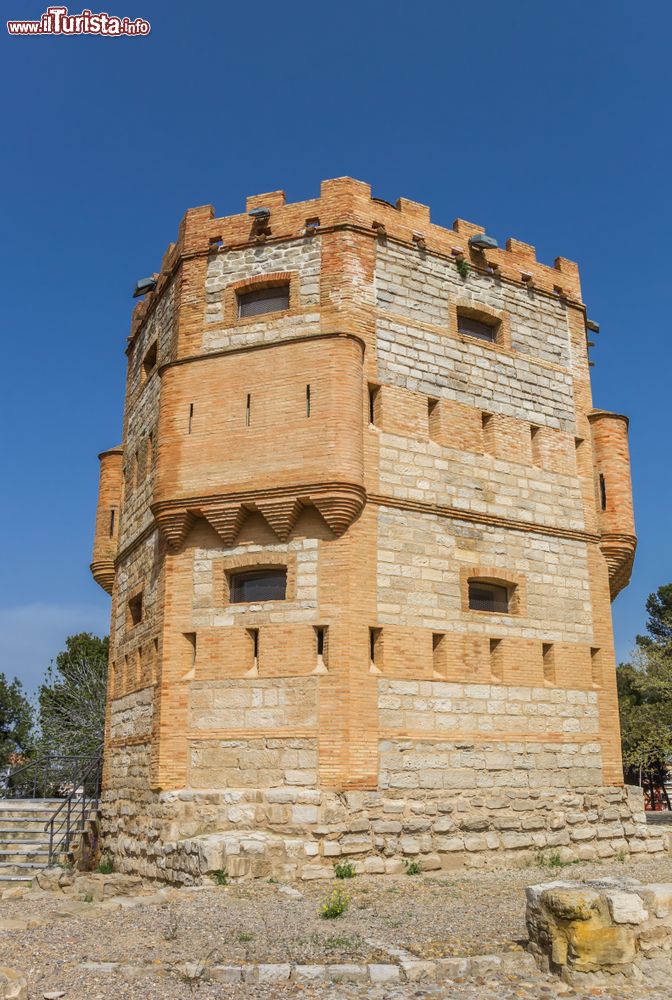 Immagine Antica torre difensiva nella cittadina storica di Tudela, Spagna. Questa località sorge un centinaio di chilometri a sud di Pamplona.