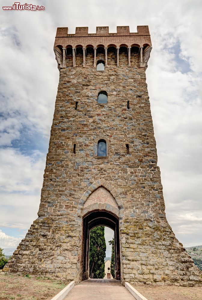 Immagine Antica torre nella cittadina medievale di Torgiano vcino a Perugia in Umbria