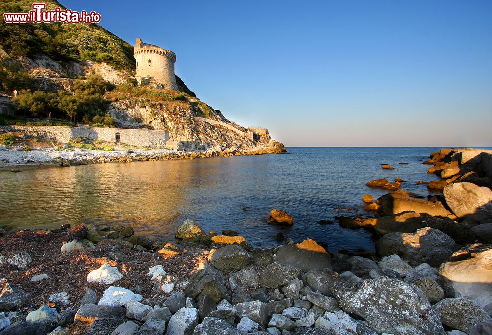 Immagine L'antica Torre Paola al Parco Nazionale del Circeo, Lazio. Questa fortificazione costiera risale al Cinquecento.