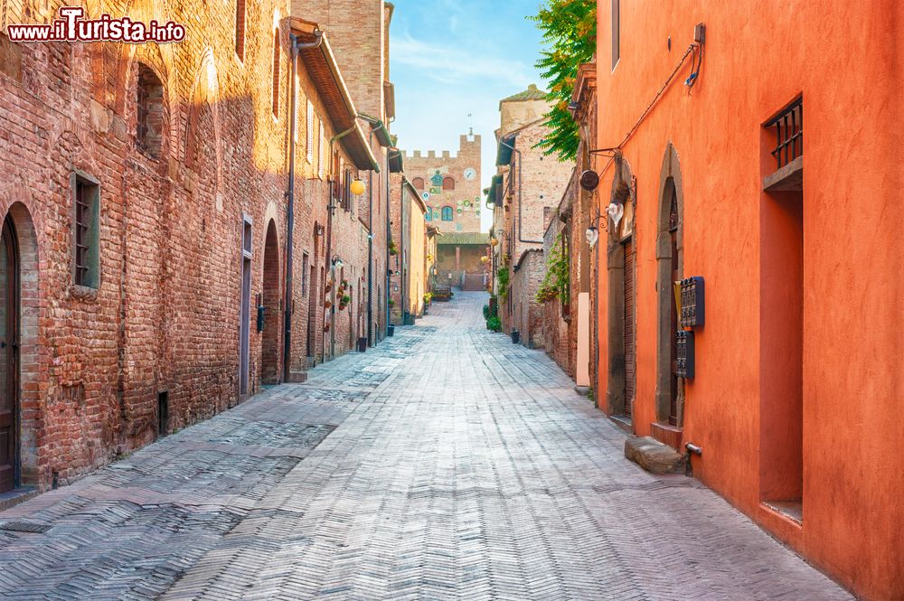 Immagine Un'antica via nel centro di Certaldo, Toscana, Italia. Situato in Valdelsa, questo Comune della provincia di Firenze ospita numerosi edifici di interesse storico e culturale.
