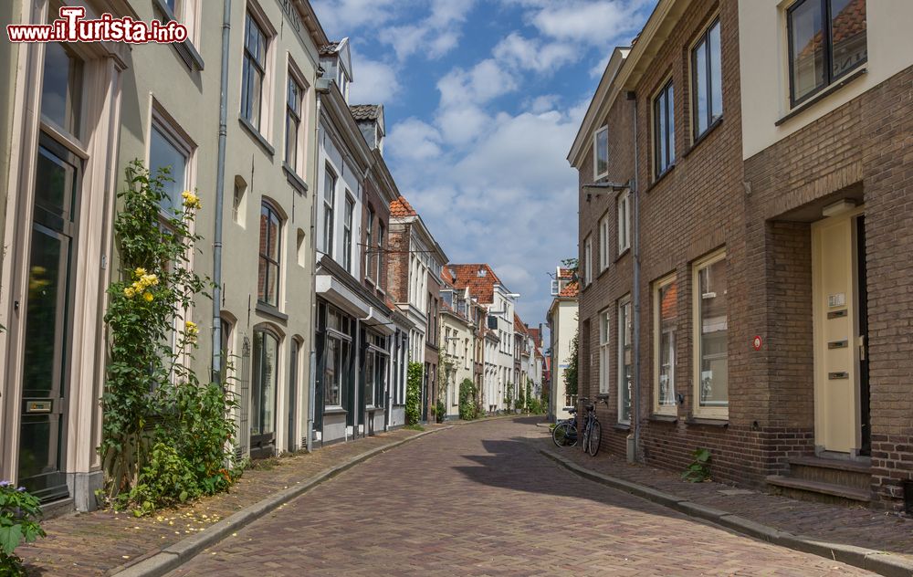 Immagine Antica via nel centro storico di Zutphen, Olanda. Uno dei tipici vicoli cittadini in cui ci si può aggirare indisturbati all scoperta delle sue bellezze.