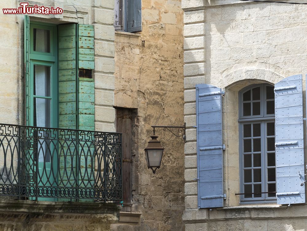 Immagine Antiche case a Uzes, Francia. Questa cittadina caratterizzata da architettura di epoca medievale è stata il primo ducato di Francia.