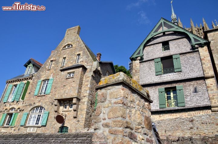 Immagine Antiche case del borgo di Mont-Saint-Michel in Normandia, Francia. Il borgo si snoda sulle pareti rocciose dell'isolotto di Mont-Saint-Michel tutt'attorno all'abbazia - © MagSpace / Shutterstock.com