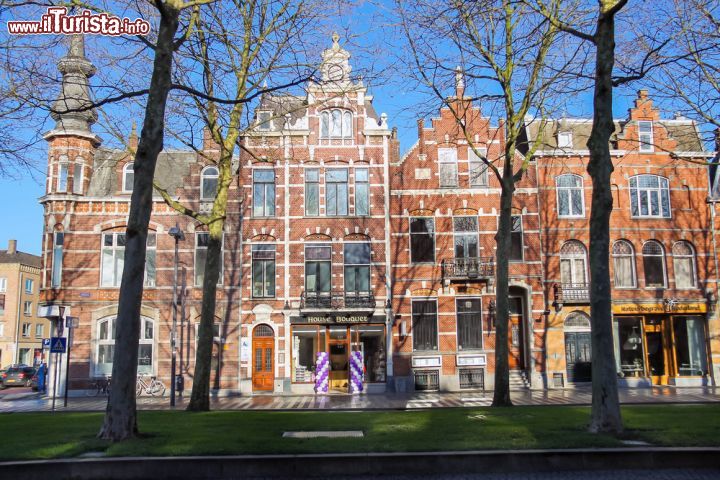 Immagine Antiche case nel centro storico di Den Bosch (Olanda). La città cominciò a svilupparsi nel Medioevo con funzioni prettamente difensive, prima di divenire un imporante snodo commerciale - foto © Nick_Nick / Shutterstock.com