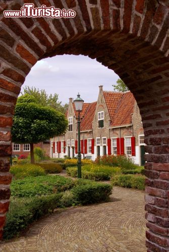 Immagine Antiche case costruite dalla chiesa a Naaldwijk, Olanda. Un suggestivo scorcio panoramico di alcune abitazioni fatte edificare su progetto della chiesa per i più bisognosi.