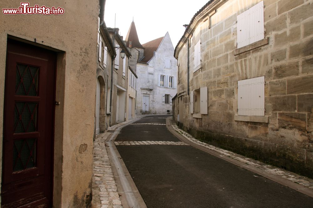 Immagine Antiche case di Cognac affacciate su una viuzza del centro storico, Francia.