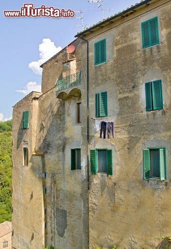 Immagine Antiche case di Sovana, Toscana. Un particolare delle abitazioni di questo piccolo e grazioso borgo medievale, importante centro etrusco e sede episcopale - © Dermot68 / Shutterstock.com