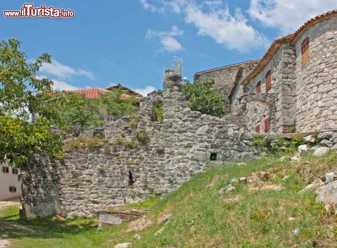 Immagine Le antiche case in sasso di Hum in Croazia - © Alexandra Lande / Shutterstock.com