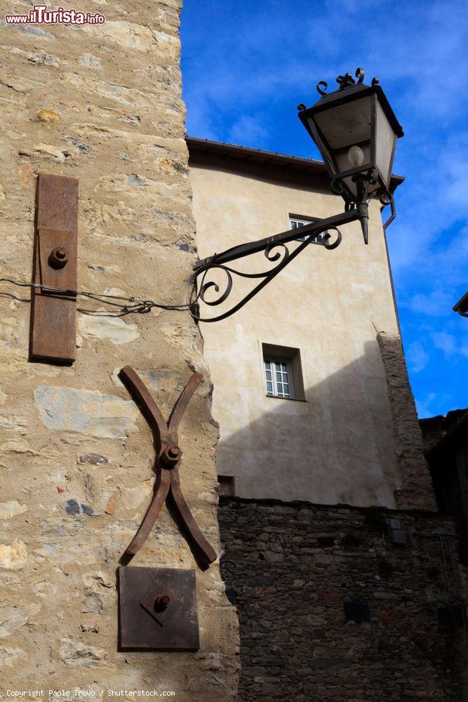 Immagine Antiche case nel centro storico di Triora, il villaggio delle streghe in provincia di Imperia (Liguira) - © Paolo Trovo / Shutterstock.com