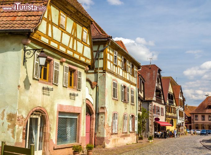 Immagine Le antiche case di una strada nel centro di Bergheim Alsazia - © Leonid Andronov / Shutterstock.com
