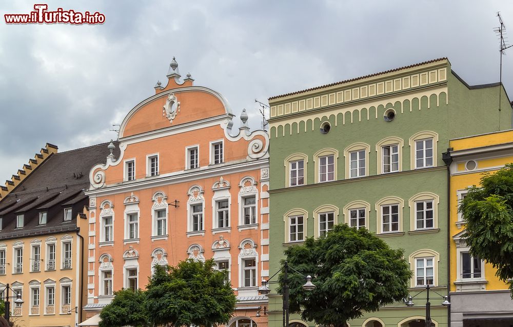 Immagine Antiche dimore signorili nella piazza principale di Straubing, Germania.