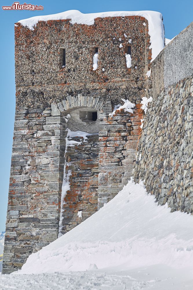 Immagine Antiche fortificazioni in pietra con la neve allo ski resort de La Rosiere, Francia.