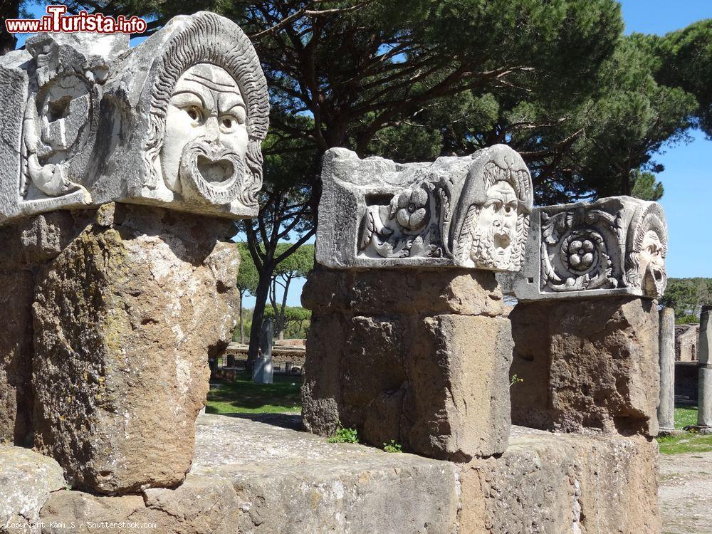 Immagine Antiche maschere romane scolpite nella pietra a Ostia Antica, sito archeologico (Roma) - © Kami_S / Shutterstock.com