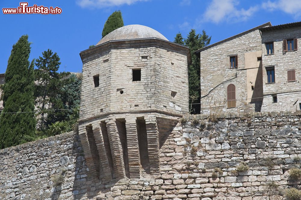 Immagine Antiche mura di Spello, Umbria. Formate da una struttura cementizia molto spessa e compatta rivestita da blocchetti rettangolari di pietra calcarea locale, le mura sono databili fra il 30 e il 20 a.C
