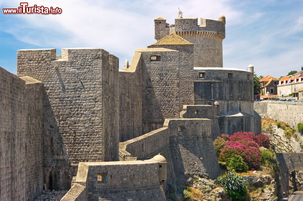 Immagine Antiche mura fortificate di Dubrovnik, Croazia. L'intero perimetro è percorribile a piedi: da qui si può avere un quadro completo delle bellezze artistiche della città.