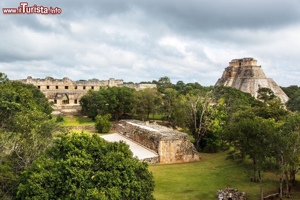 Immagine Antiche piramidi di Uxmal nei pressi di Merida, Yucatan. Questo sito archeologico maya è stato proclamato patrimonio mondiale dell'Unesco. Le strutture presenti sono in ottimo stato di conservazione.