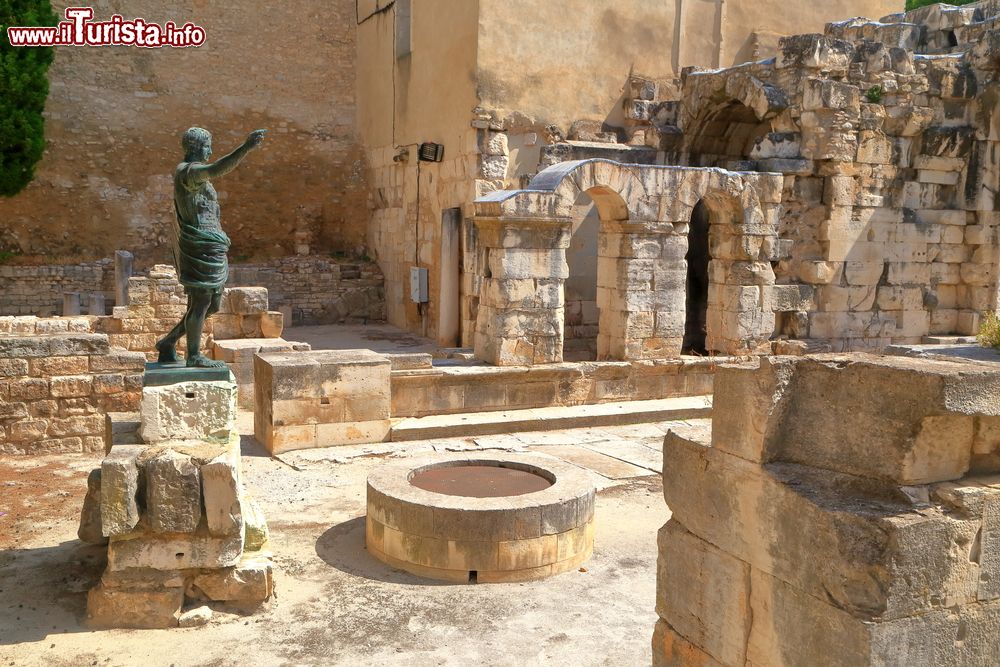 Immagine Antiche rovine alla Porta di Augusto con la statua dell'imperatore romano a Nimes, Francia. 