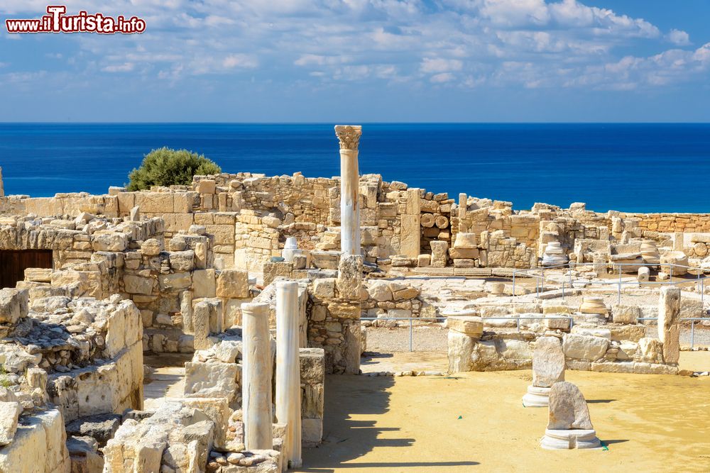 Immagine Antiche rovine della città greca di Kourion, nei pressi di Limassol, Cipro. Ancora oggi rimane uno dei siti archeologici più interessanti dell'isola. Gli scavi riportano alla luce tesori sempre nuovi.